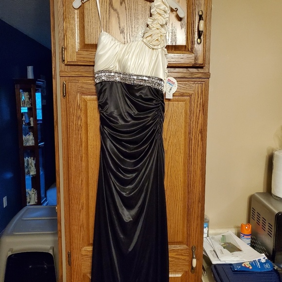 Prom dress - Picture 1 of 3